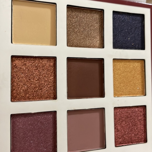 Esmeralda ll-by Beauty Creations Eyeshadow palette - Picture 4 of 6